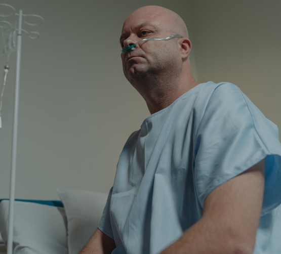 man aan infus met kanker