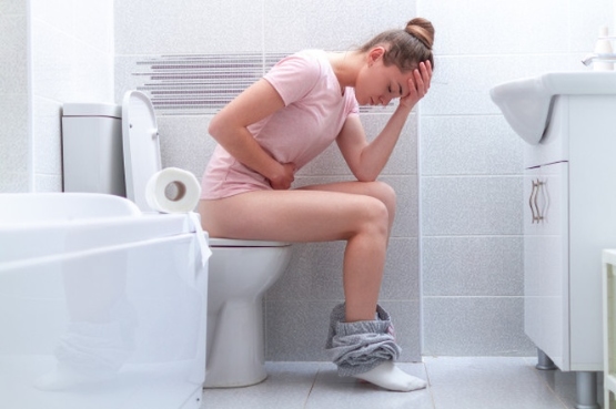dame met buikklachten op toilet